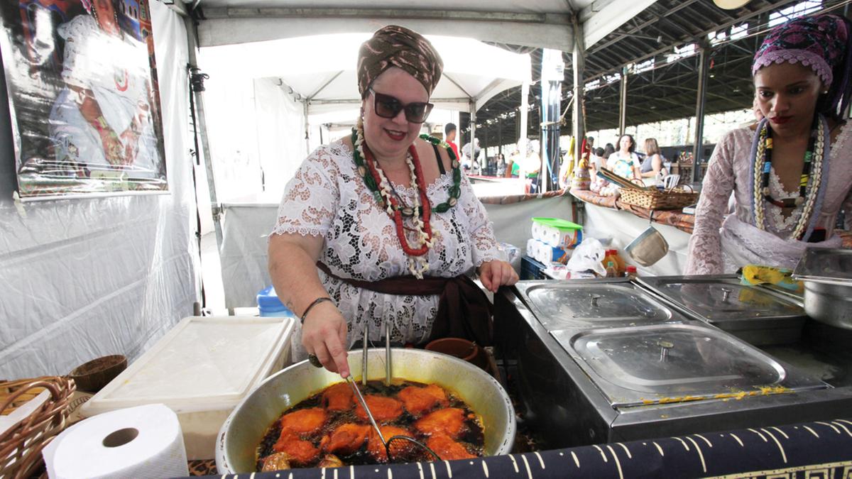 Uma das atrações do Culinafro foi a praça de alimentação, que ofereceu diversos pratos das culinárias afro-brasileira e africana, como o tradicional acarajé; evento também contou com exposição de artesanatos e shows musicais (Rodrigo Zanotto)