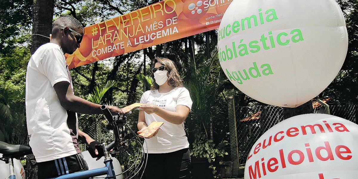 Voluntária distribui folheto sobre a campanha de combate à leucemia: diagnóstico precoce aumenta as chances de cura do paciente (Diogo Zacarias/ Correio Popular)