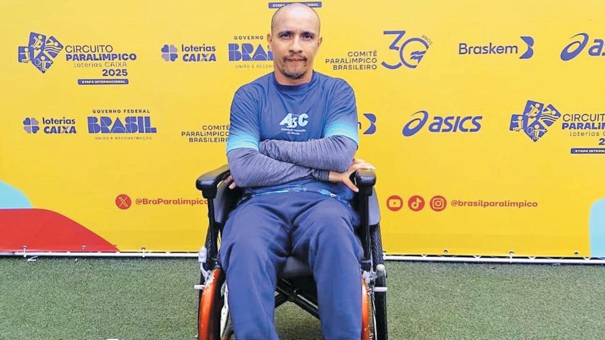 Rafael Mateus da Silva no pódio durante a competição disputada no Centro de Treinamento Paraolímpico Brasileiro (CTPB), em São Paulo (Divulgação)
