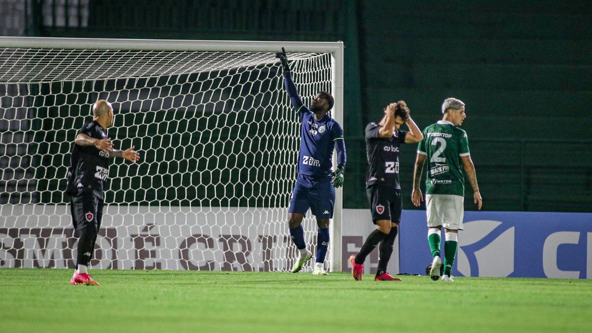 O goleiro Andrey celebra depois de defender pênalti cobrado por Camilo, que lamenta (Raphael Silvestre\Guarani FC)