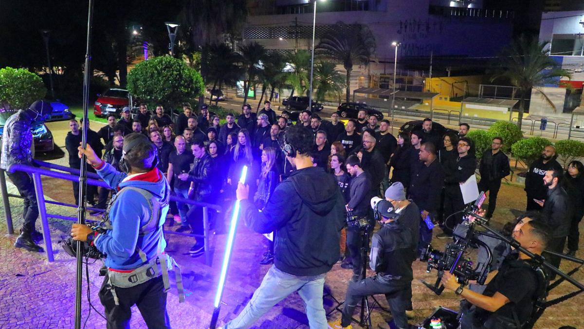 Gravações ocorreram entre 19h de sábado e 4h de domingo, com a presença dos atores Fiuk e André Luís e dezenas de figurantes (Firmino Piton)