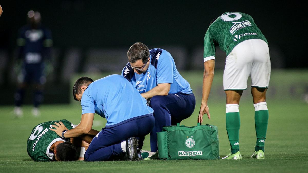 Anderson Leite recebe atendimento após entrada na canela: dúvida para sábado (Raphael Silvestre\Guarani FC)
