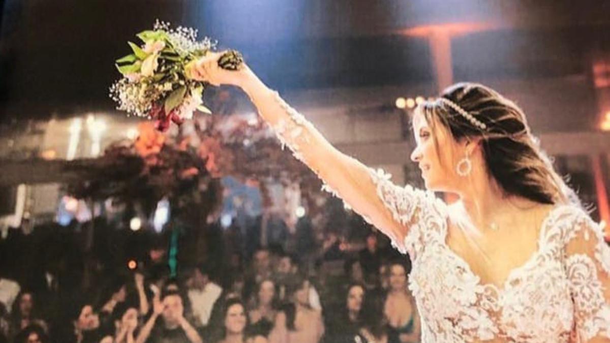 Fotos e pinturas retratam momentos marcantes vivenciados pelas noivas e também detalhes dos matrimônios, das roupas e acessórios (Divulgação)