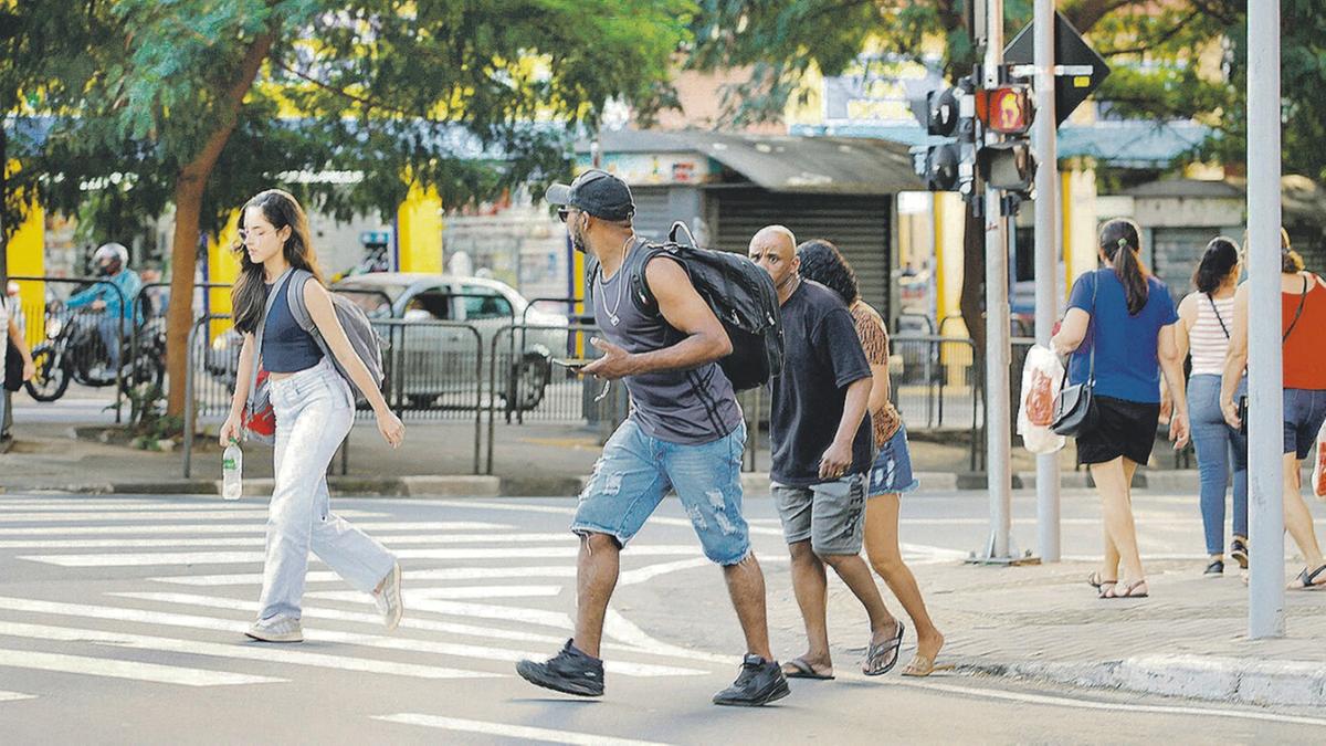 Pedestres atravessam a Avenida Campos Sales no cruzamento com a Avenida Senador Saraiva, com o sinal fechado: local é um dos pontos críticos de atropelamento no Centro (Rodrigo Zanotto)