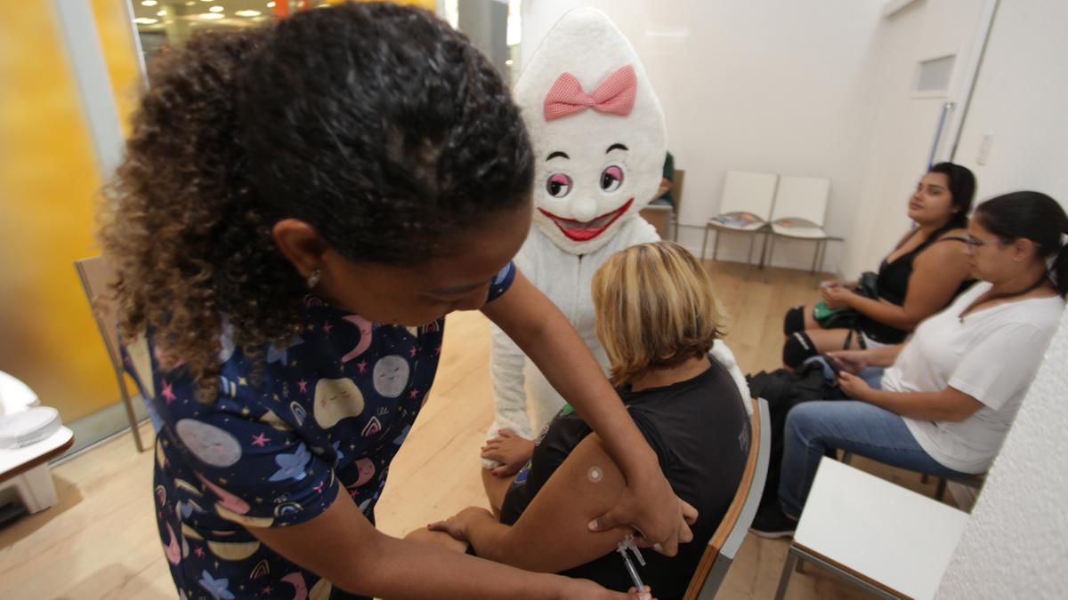 Em quatro semanas, Secretaria de Saúde aplicou quase 100 mil doses da vacina contra a gripe (Rodrigo Zanotto)