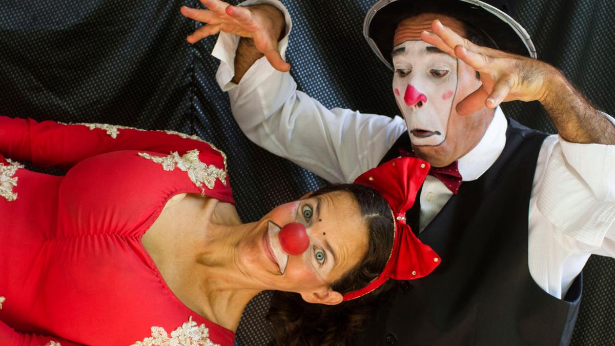 Joana Piza e Ivens Burg integram o espetáculo montado pela Família Burg, cujo repertório é voltado à cultura circense e ao teatro popular (Divulgação)