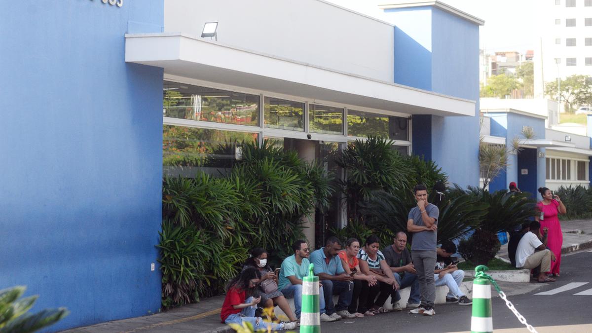 Pacientes e acompanhantes esperam por atendimento em frente ao PS Adulto do Hospital PUC-Campinas: episódios de superlotação este ano já superam os de 2024 (Alessandro Torres)