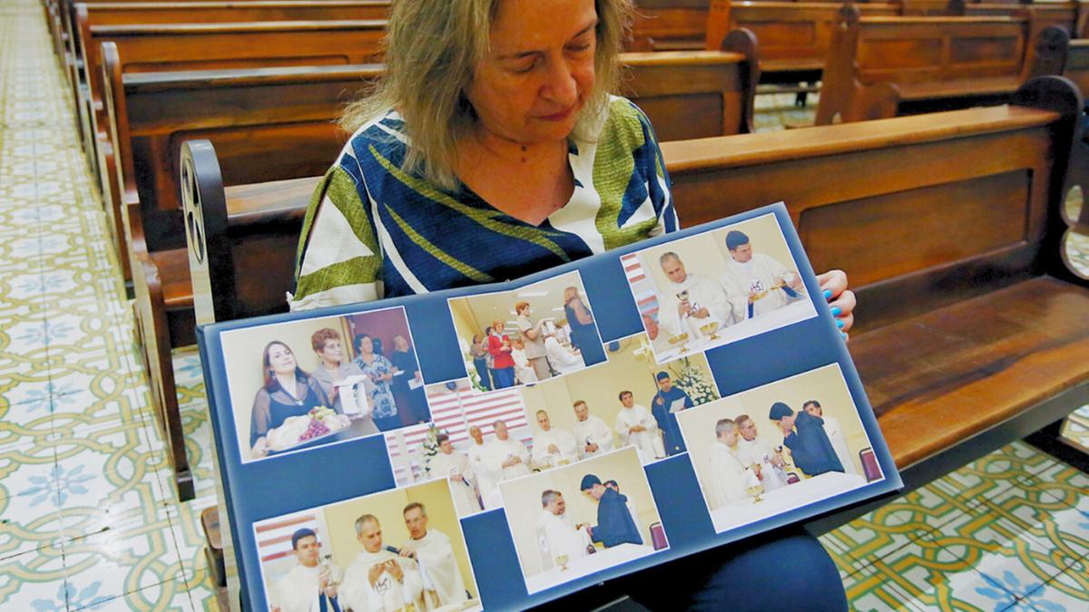 A aposentada Maria Regina Mucci mostra álbum com fotos da visita do então prior (superior) geral da Ordem de Santo Agostinho, Robert Prevost, à Paróquia de Santo Antônio, em Campinas: alegria com escolha do novo papa (Kamá Ribeiro)
