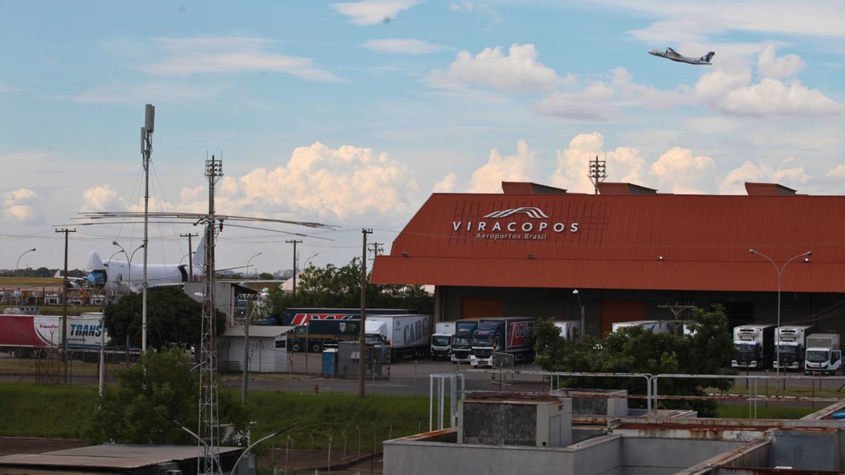 O flagrante aconteceu seis dias após criminosos terem furtado fiação da estação de rádios VHF, localizada dentro da área do aeroporto (Rodrigo Zanotto)