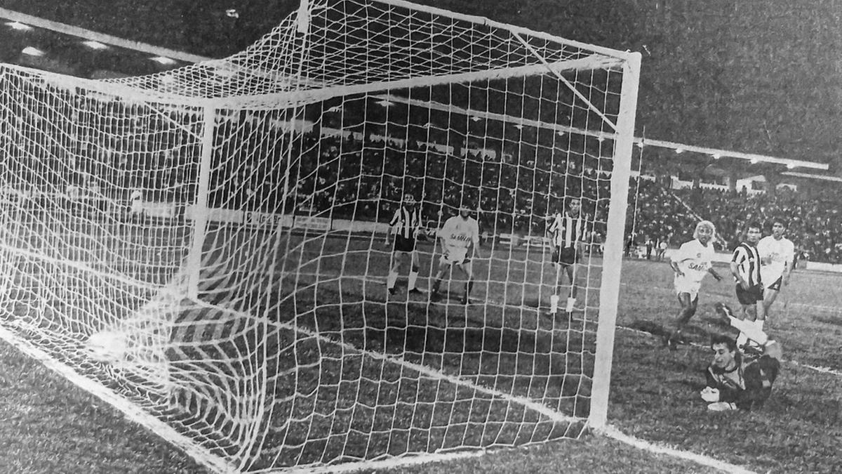 O goleiro Luis Henrique sofreu para segurar o ataque bugrino (William Ferreira - Cedoc Correio Popular)