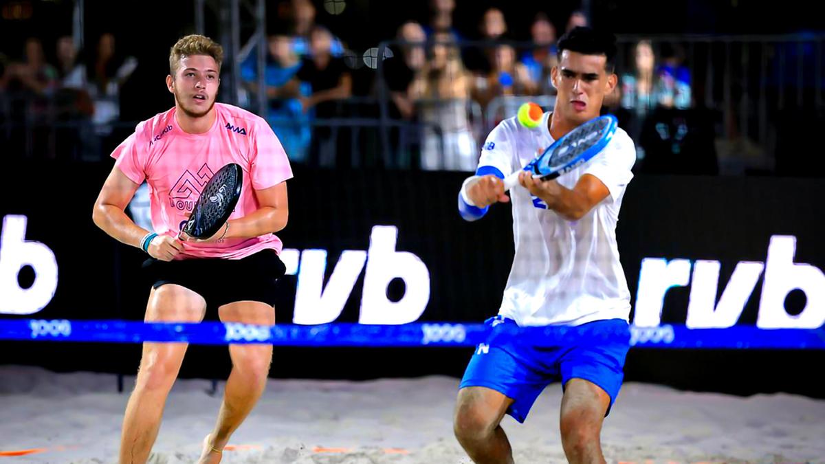 O paranaense Giovanni Cariani (à esquerda) e Daniel Mola: quinta melhor dupla da temporada no ranking da Federação Internacional de Tênis (Marcello Zambrana)