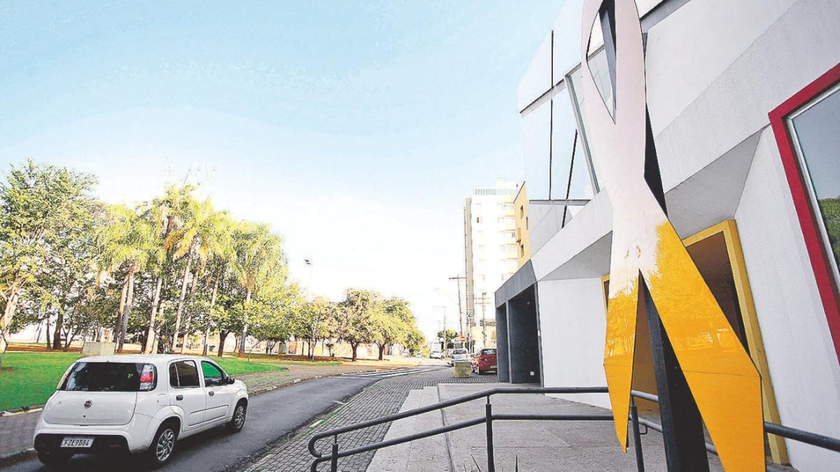 O Teatro Castro Mendes foi um dos locais selecionados para receber o laço, que possui cerca de 2,20 metros; o ato de beber e dirigir foi apontado como o principal fator de risco para os sinistros, vitimando 50 pessoas em 2024 (Kamá Ribeiro)