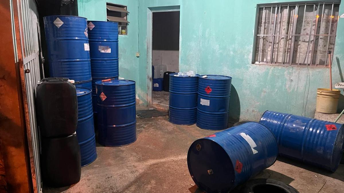 Agentes localizaram dois barris de 200 litros cheios e mais de 40 litros de insumos usados na fabricação do lança-perfume; havia também outros tipos de droga no local, como maconha e crack (Divulgação)