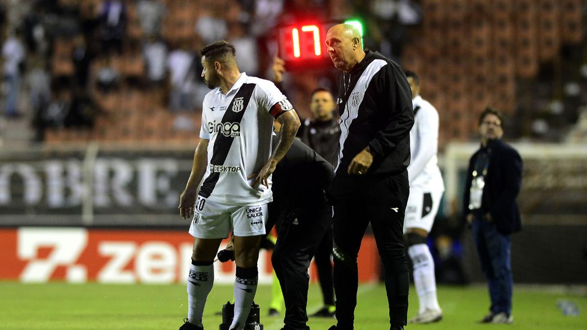 Elvis e Douglas durante ação no jogo contra o Ituano (Marcos Ribolli)