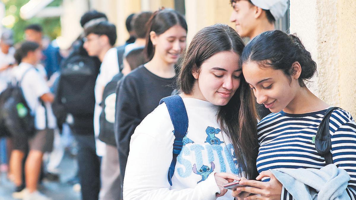 Geração que nasceu conectada ficou mais dependente do celular durante a pandemia; trabalho de conscientização e educação ainda não surtiu os efeitos desejados: “é difícil ter esse desapego de uma hora para outra”, explicou a jovem Ágnes Gabriele (imagem superior, à esquerda) (Kamá Ribeiro)
