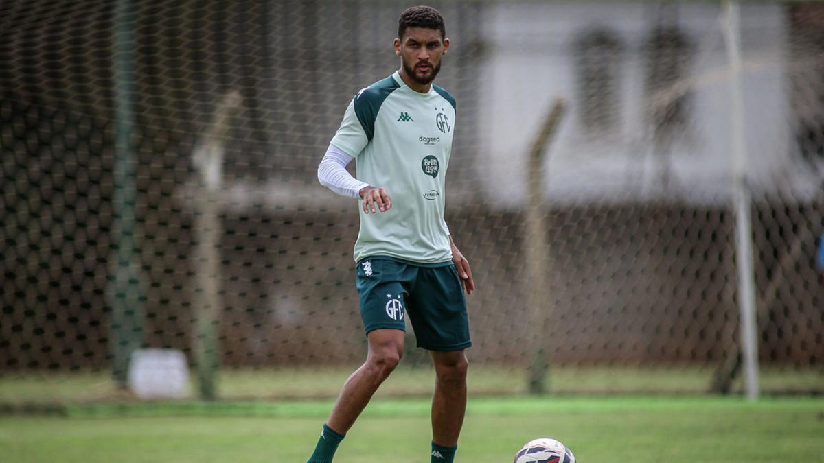 O zagueiro Raphael Rodrigues: “vamos colocar a cara a tapa, começar a entrar numa guerra” (Raphael Silvestre\Guarani FC)