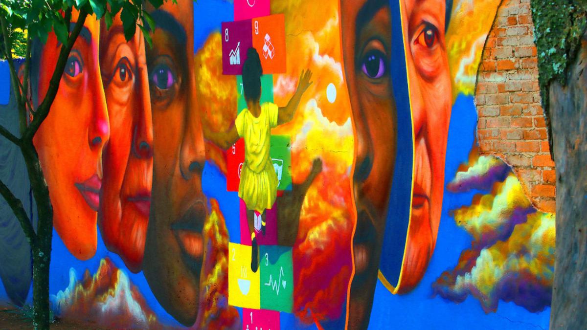 Artista Ewerton Epifania produziu um mural para exaltar a cultura negra das periferias (Divulgação)