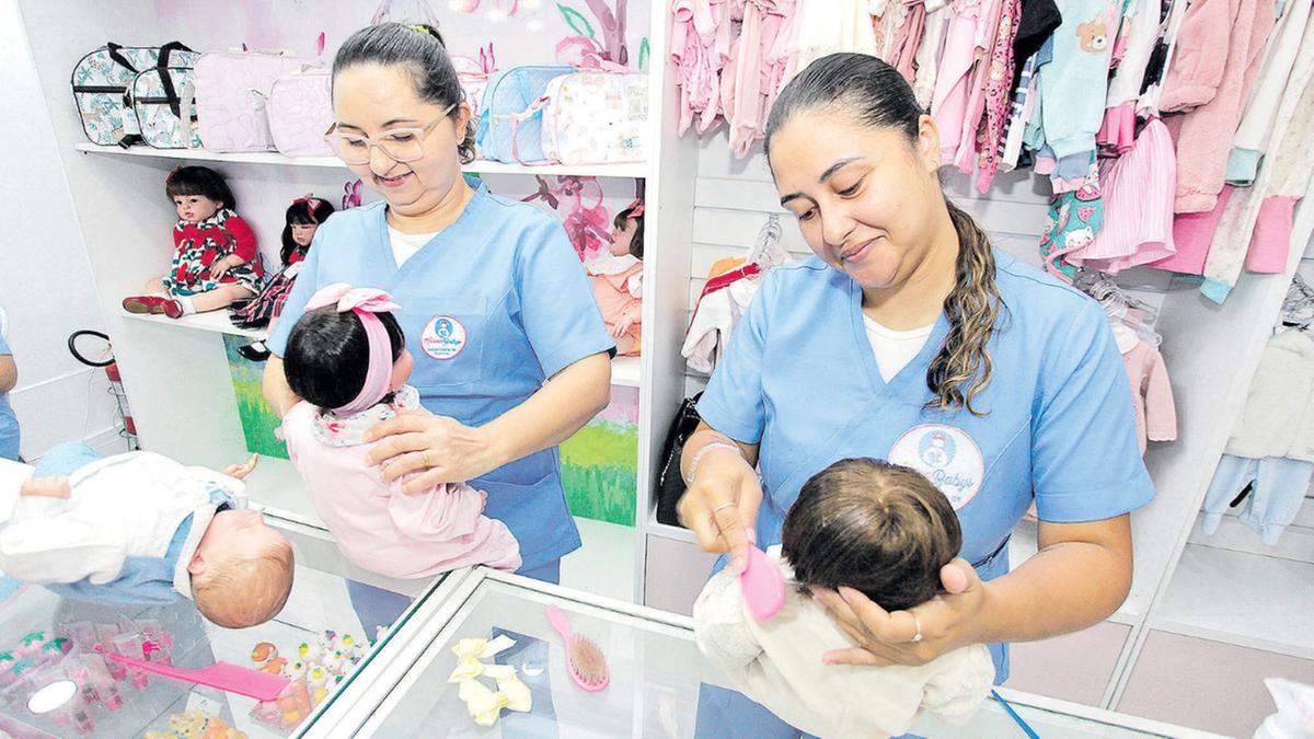 Tema virou febre nas redes sociais nas ultimas semanas, principalmente por meio de vídeos nos quais adultos interagem com os brinquedos como se fossem bebês de verdade, dando de mamar, trocando roupas e levando para passear, por exemplo; cerca de 90% do público da loja que existe há quase duas décadas em Campinas é composto por crianças, e a maioria dos clientes adultos trata os bebês reborn apenas como um hobby (Rodrigo Zanotto)