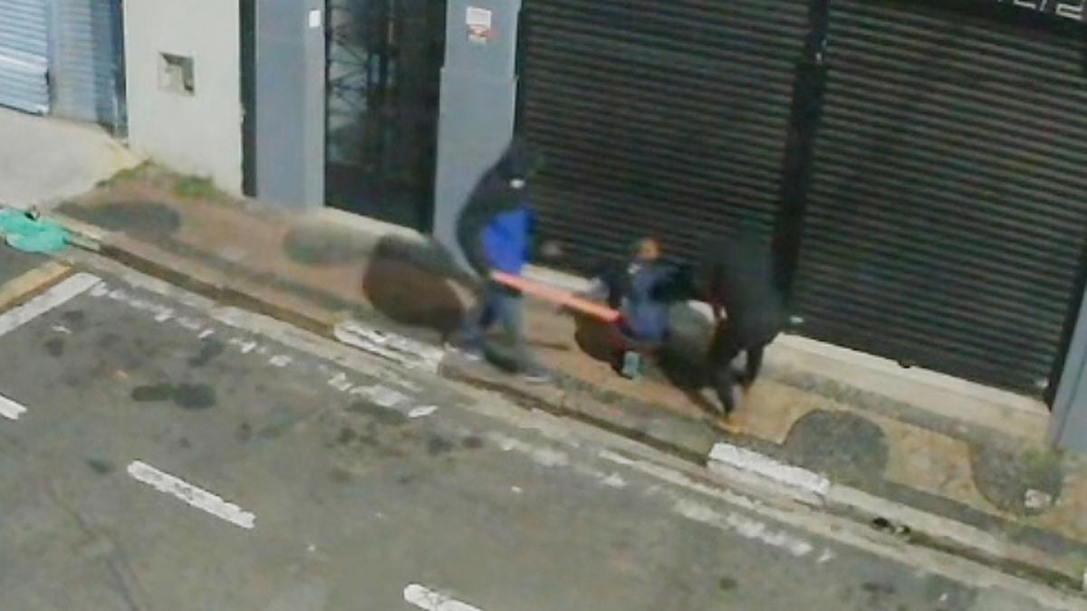Os furtos foram praticados em lojas de roupas e de alimentos, sempre na madrugada, com o arrombamento das portas de aço (Captura de Imagem)