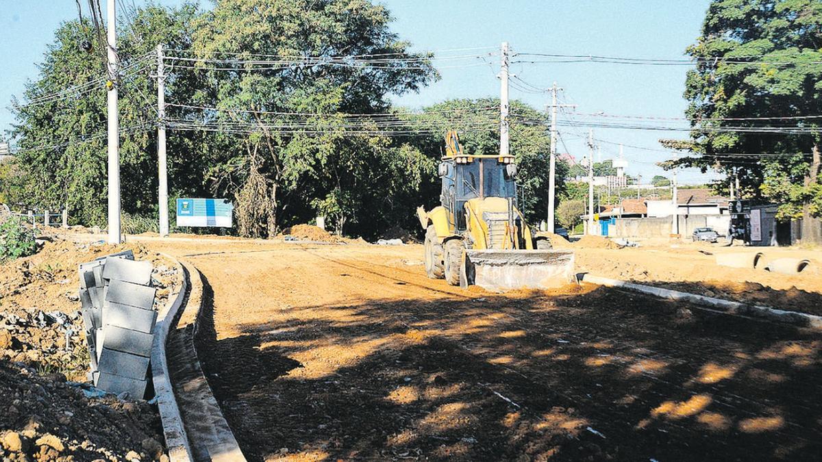 As intervenções preveem a substituição de uma rotatória por outra, mais ampla, no cruzamento das ruas Agenor Topinel e Vicente Bellochio e a repavimentação das vias afetadas; poeira levantada com as escavações e trânsito complicado devido às obras são algumas das reclamações (Alessandro Torres)
