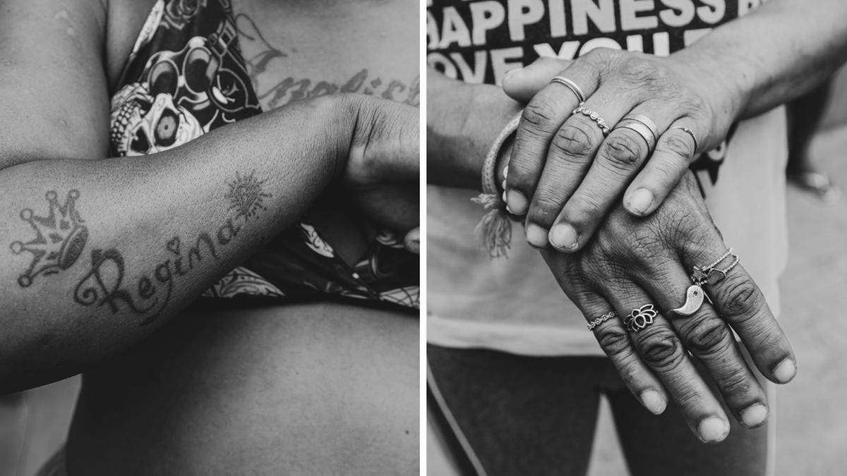 Nas fotos em preto e branco, mulheres mostram seus anéis, tatuagens, cabelos e unhas, revelando vaidade, apesar da condição vulnerável (Camila Lima)