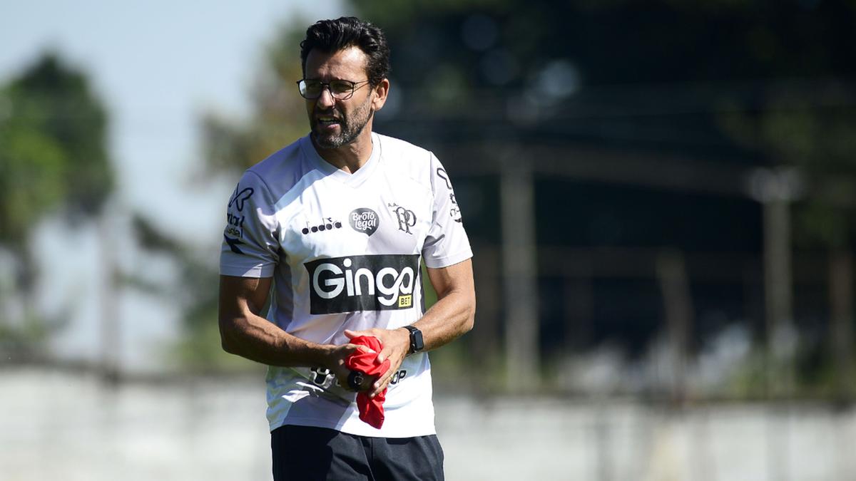 Técnico Alberto Valentim conta com o entrosamento da zaga formada por Wanderson e Emerson (Marcos Ribolli)
