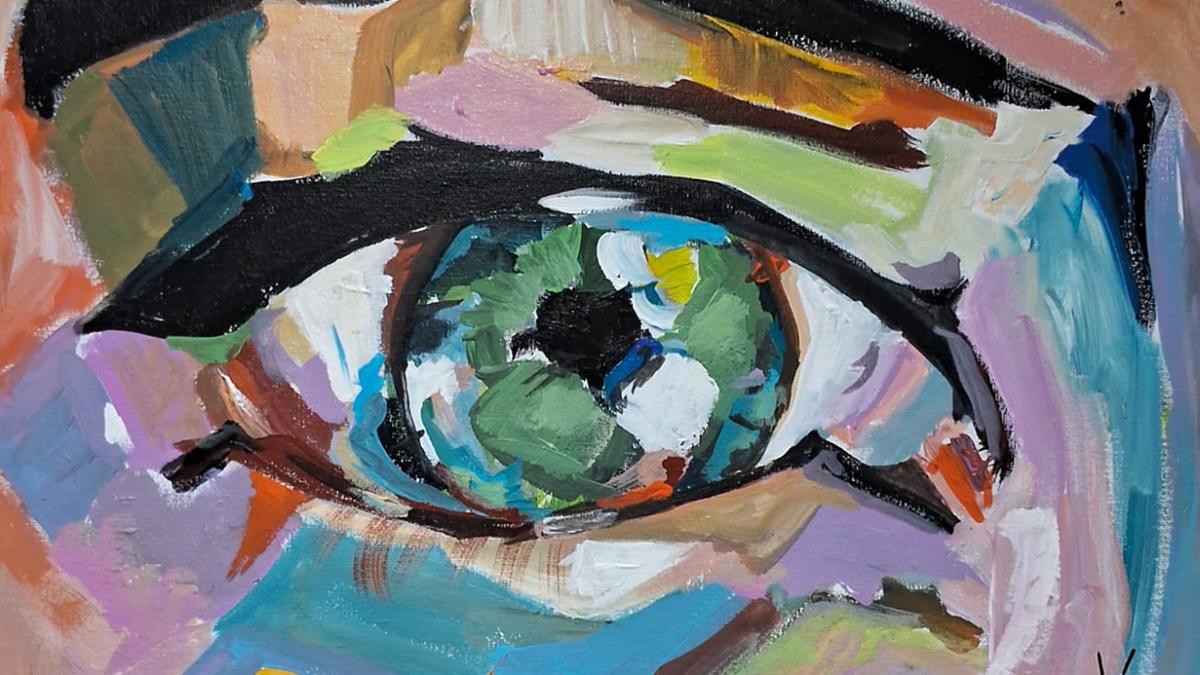 A exposição reúne pinturas que retratam grandes olhos e montagens em vidro fundido no formato de íris , além de outras obras (Divulgação)