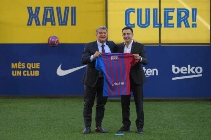 O treinador subiu ao gramado do Camp Nou ao lado do presidente Joan Laporta. 9.422 pessoas acompanharam a apresentação e a hora da assinatura do contrato foi festejada como um gol (Reprodução)