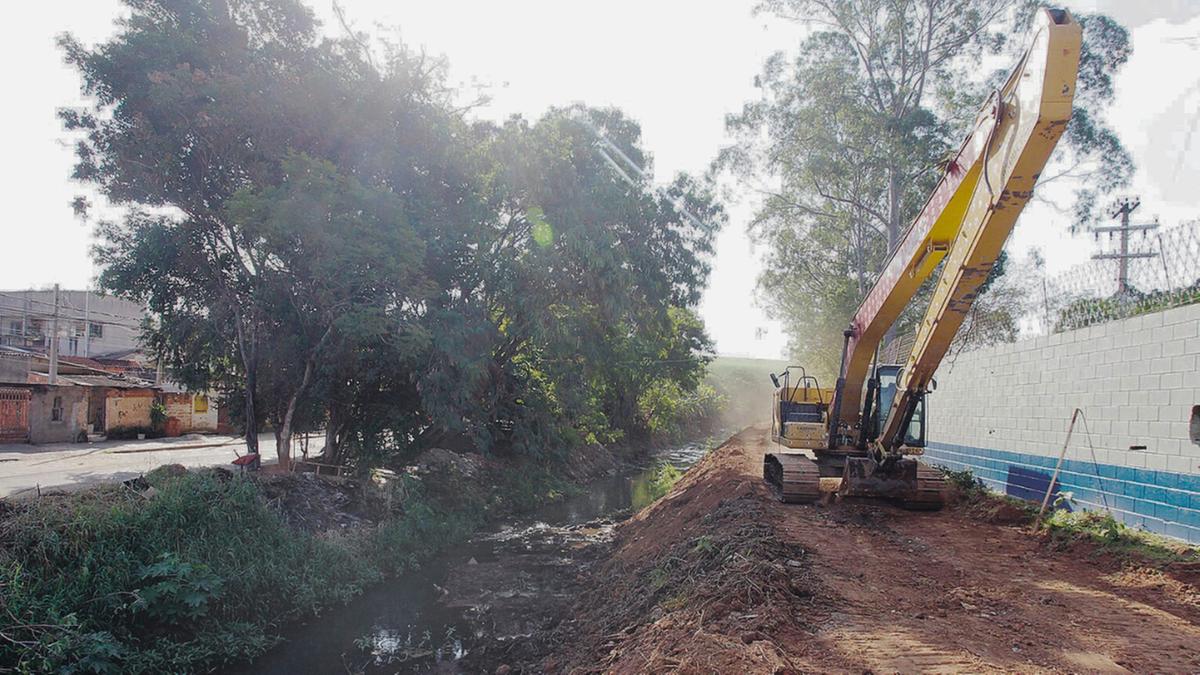 Relatório a ser encaminhado pelo TCE à Prefeitura de Campinas apontará a presença de resíduos sólidos, como móveis, pneus, entulhos, entre outros tipos, espalhados na área próxima ao Quilombo, além de sinais visíveis de poluição na região, com a presença de lixo e o aspecto turvo da água do ribeirão (Rodrigo Zanotto)