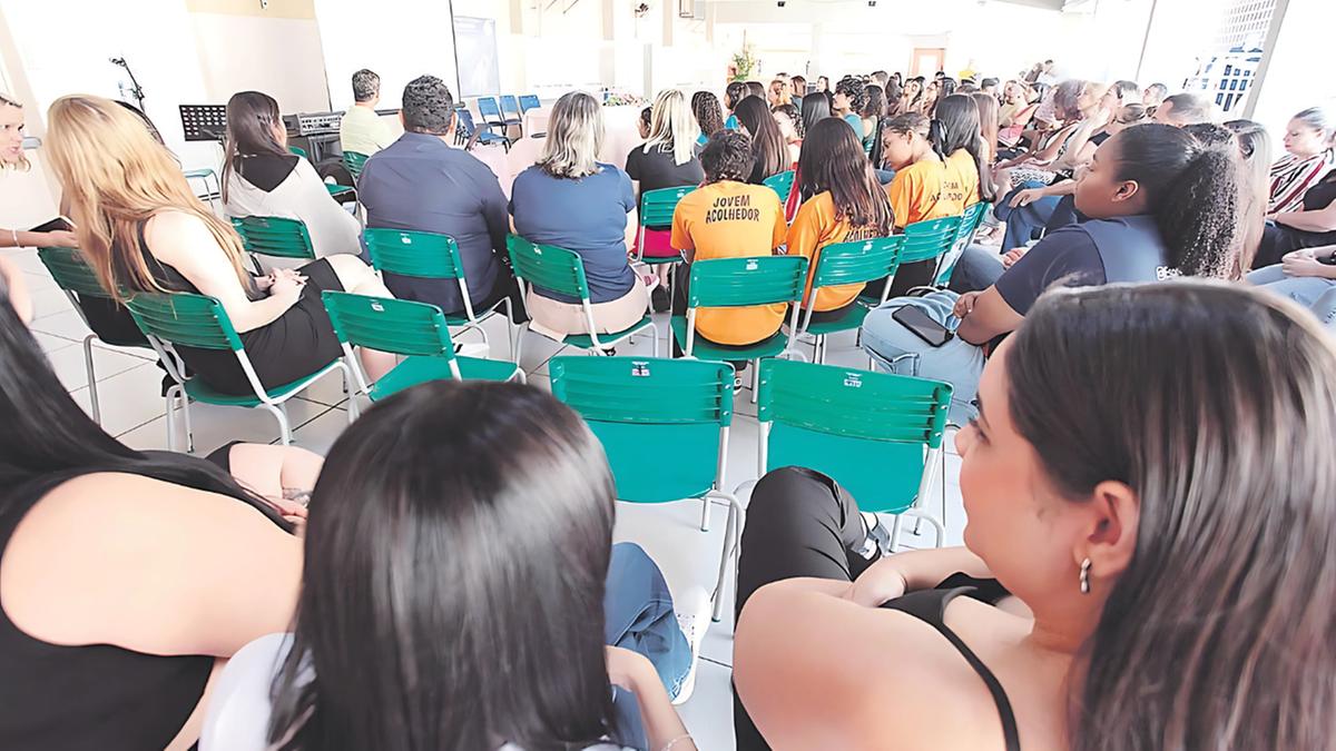 No encontro de ontem, pais e estudantes assistiram a palestras e a um episódio da série "Adolescência"; combate ao cyberbullying exige compromisso de todos (Rodrigo Zanotto)