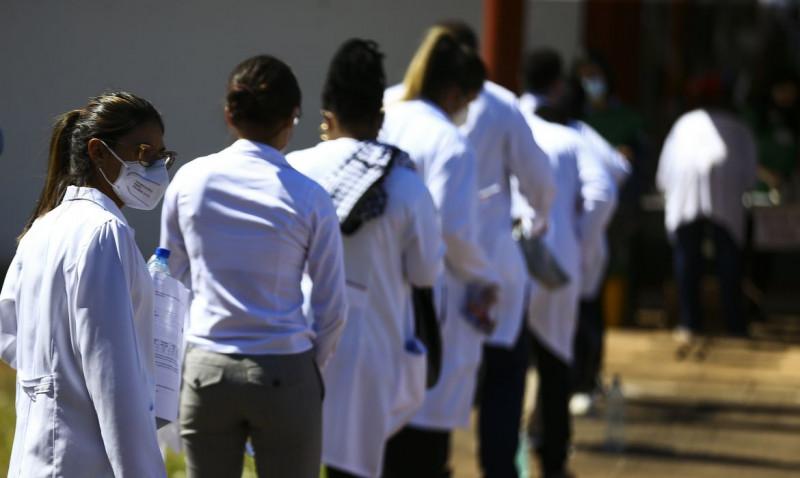 Médicos chegam ao local de prova para a segunda etapa do Exame Nacional de Revalidação de Diplomas Médicos Expedidos por Instituição de Educação Superior Estrangeira (Revalida) 2020, em Brasília. (Marcelo Camargo/Agência Brasil)