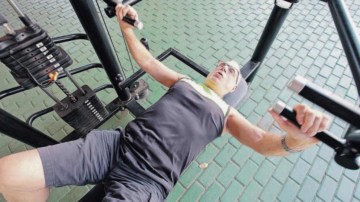 Mauro Milanez, de 75 anos, atribui a saúde física e mental ao fato de se exercitar rotineiramente desde a adolescência: “Convido todo mundo a fazer alguma atividade, seja musculação, caminhada, andar de bicicleta, natação, hidroginástica, qualquer coisa. Não tem nada melhor”, sugeriu o ex-atleta de braço de ferro (Rodrigo Zanotto)