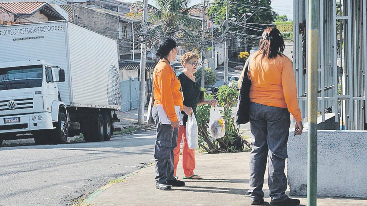 Equipes de combate à dengue passam de casa em casa para identificar e eliminar criadouros (Alessandro Torres)