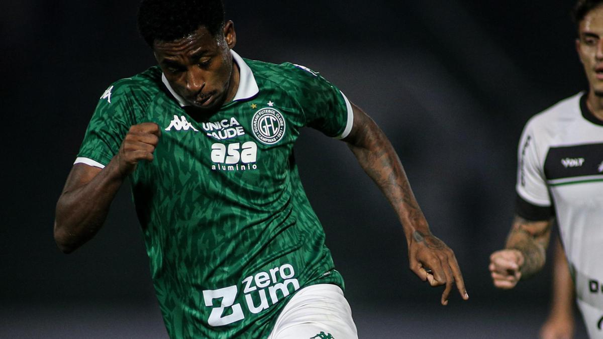 Deni Júnior desperdiçou um pênalti ainda no primeiro tempo, defendido por Igo Gabriel (Raphael Silvestre\Guarani FC)
