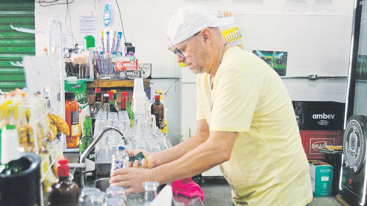 Depois de trabalhar em um bar por 36 anos, Fábio Guilherme Jorge inaugurou seu próprio estabelecimento há dois meses, no Taquaral: "Agora cuido do meu bar, antes cuidava do estabelecimento dos outros" (Alessandro Torres)