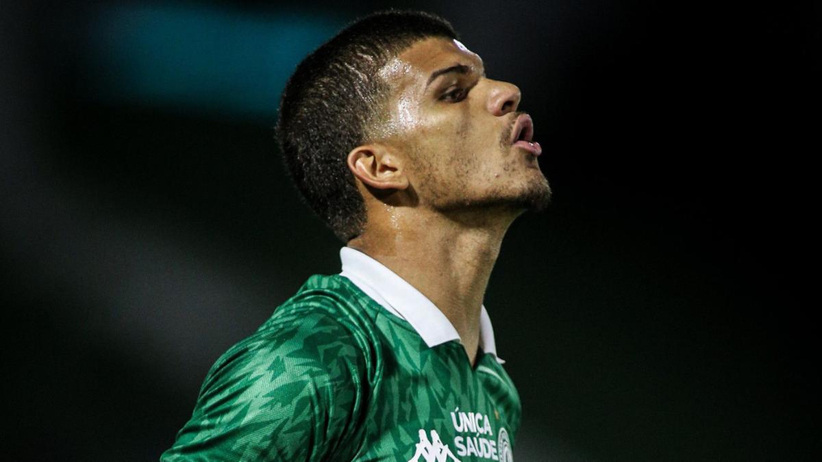 O volante Mateus Sarará respira fundo durante o jogo de segunda-feira à noite (Raphael Silvestre\Guarani FC)