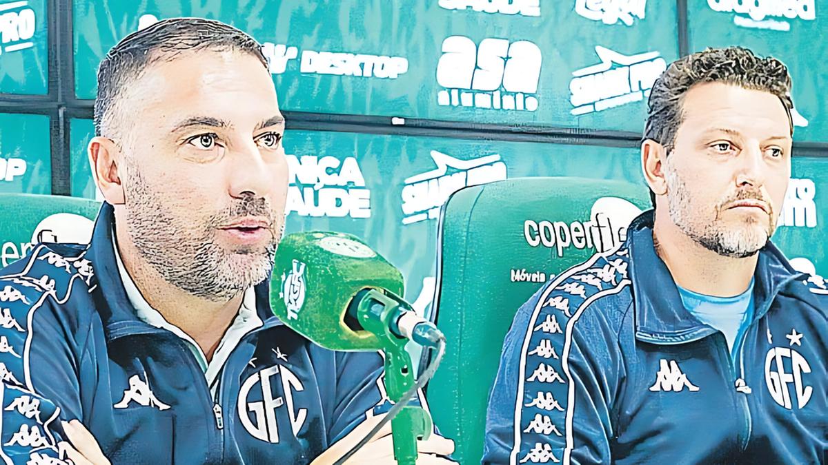 O executivo de futebol Farnei Coelho e o coordenador Elano: atuação no mercado (Raphael Silvestre\Guarani FC)