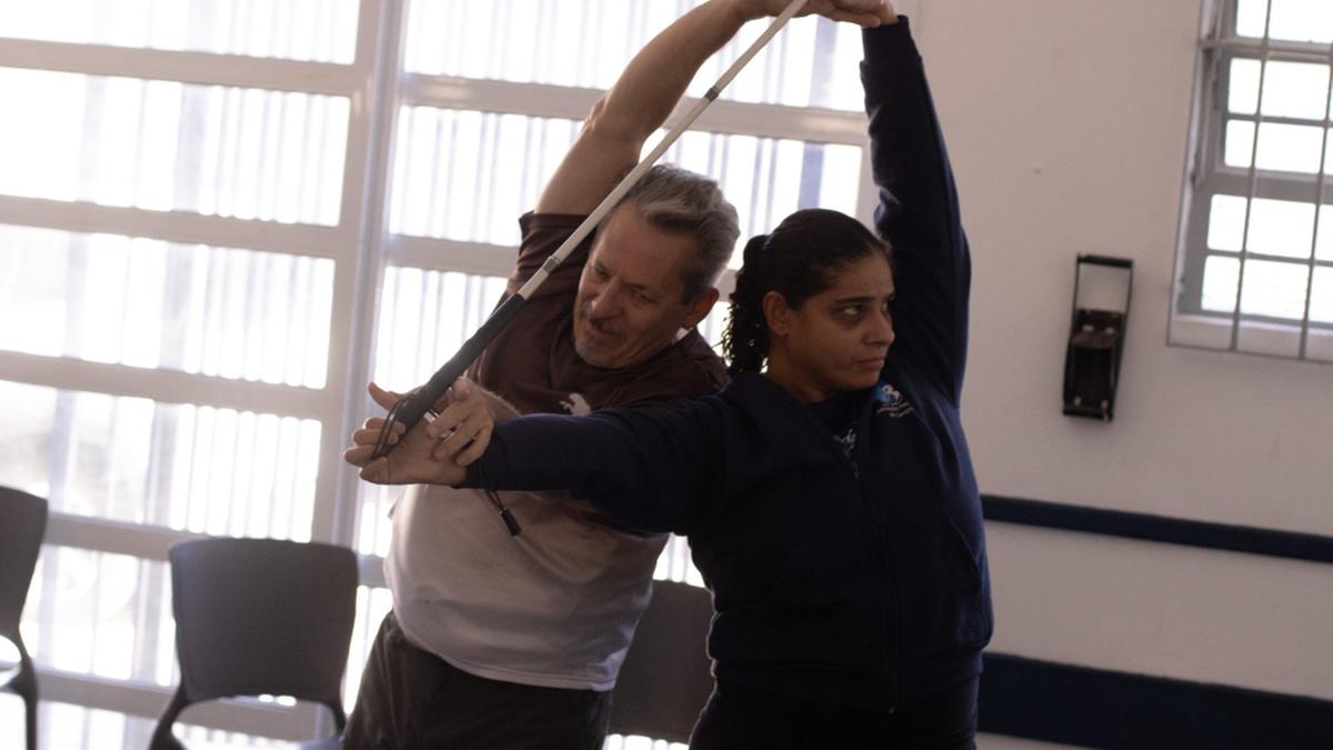 Na oficina, aulas de dança em dupla permitem que surdocegos sintam a vibração do som e do tato (Fábio Barella)