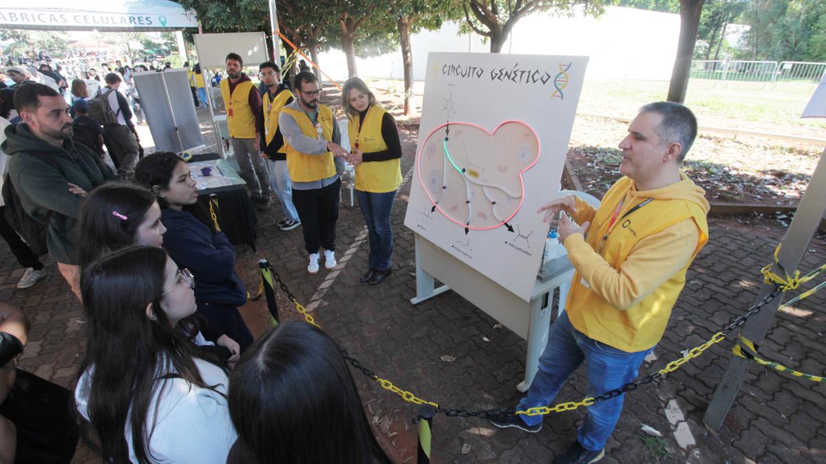 Durante o "Ciência Aberta 2025", os visitantes puderam visitar laboratórios, conversar com cientistas e participar de oficinas; evento terá continuidade hoje, aberto ao público em geral (Rodrigo Zanotto)