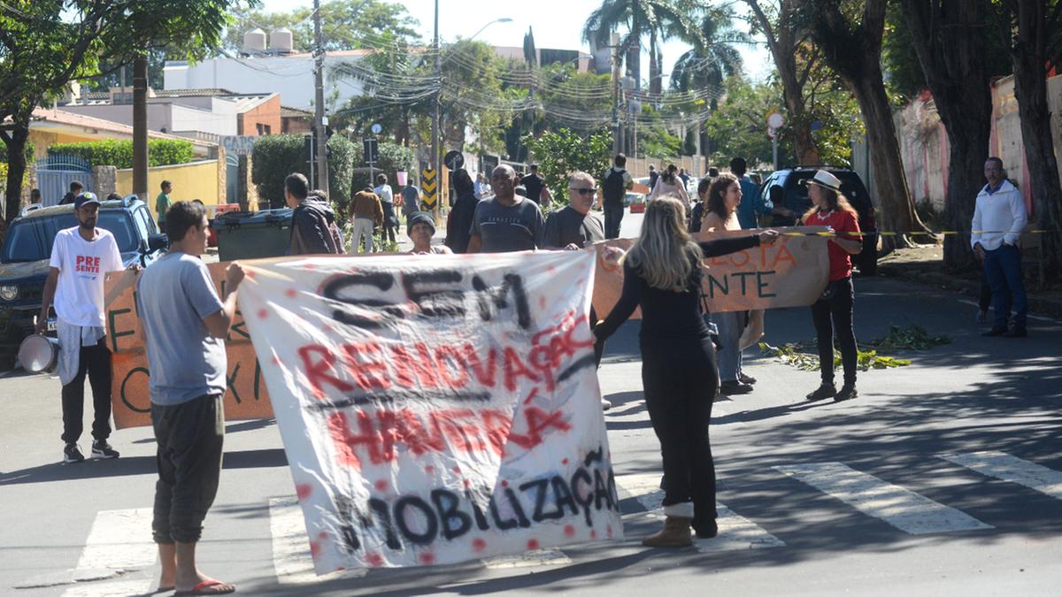 Os funcionários, usuários e ex-usuários de seis serviços geridos pela instituição fizeram protestos ontem (Alessandro Torres)