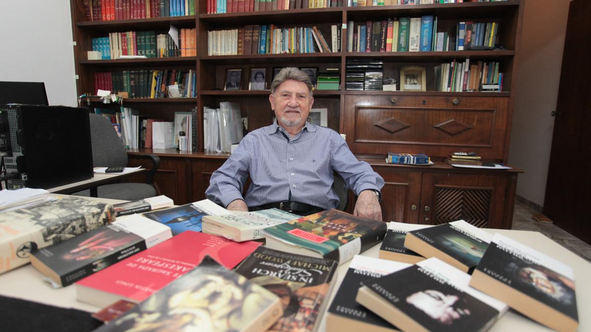 Embora Walter Vieira tenha se dedicado durante toda a vida à área do Direito, a literatura é outra paixão do juiz aposentado; dos autores preferidos, ele cita Machado de Assis, Coelho Neto, José de Alencar, Graciliano Ramos, Jorge Amado e Clarice Lispector, além, é claro, do britânico William Shakespeare (Rodrigo Zanotto)