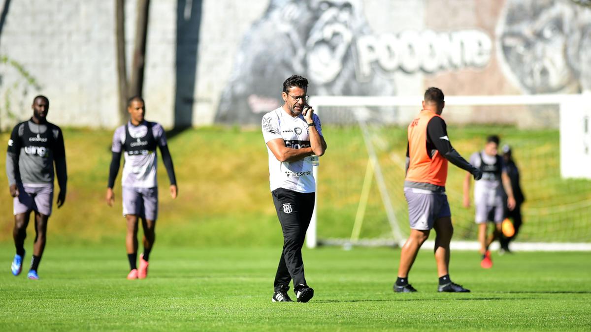 Na Ponte Preta, Alberto Valentim ganhou 55% dos jogos que disputou (Marcos Ribolli)