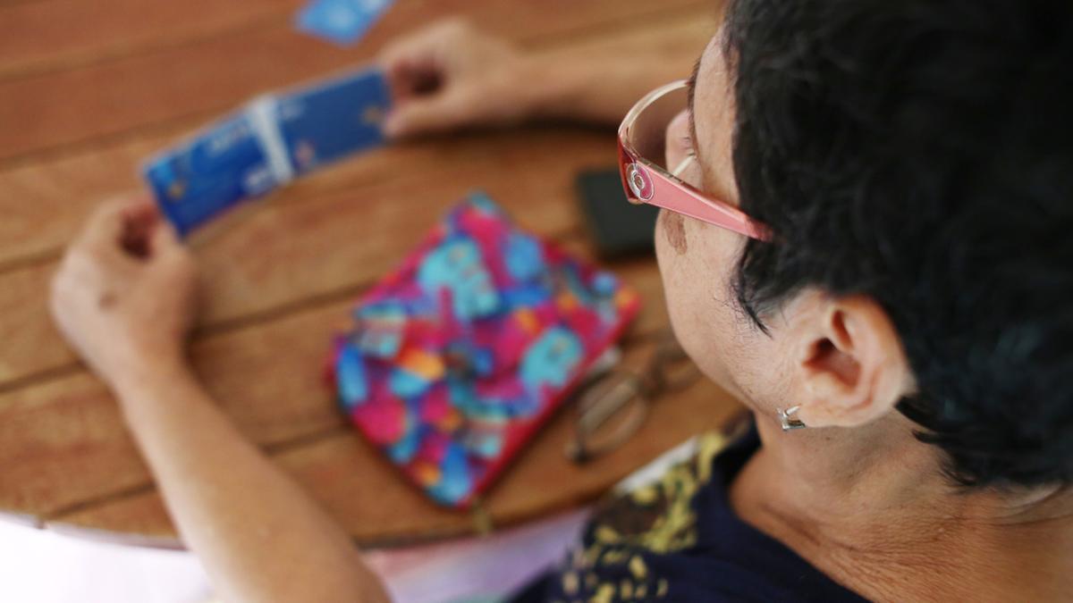 Aposentada Marli Aparecida Bandeira, de 73 anos, faz parte do grupo de terapia, do qual passou a participar após golpes (Kamá Ribeiro)