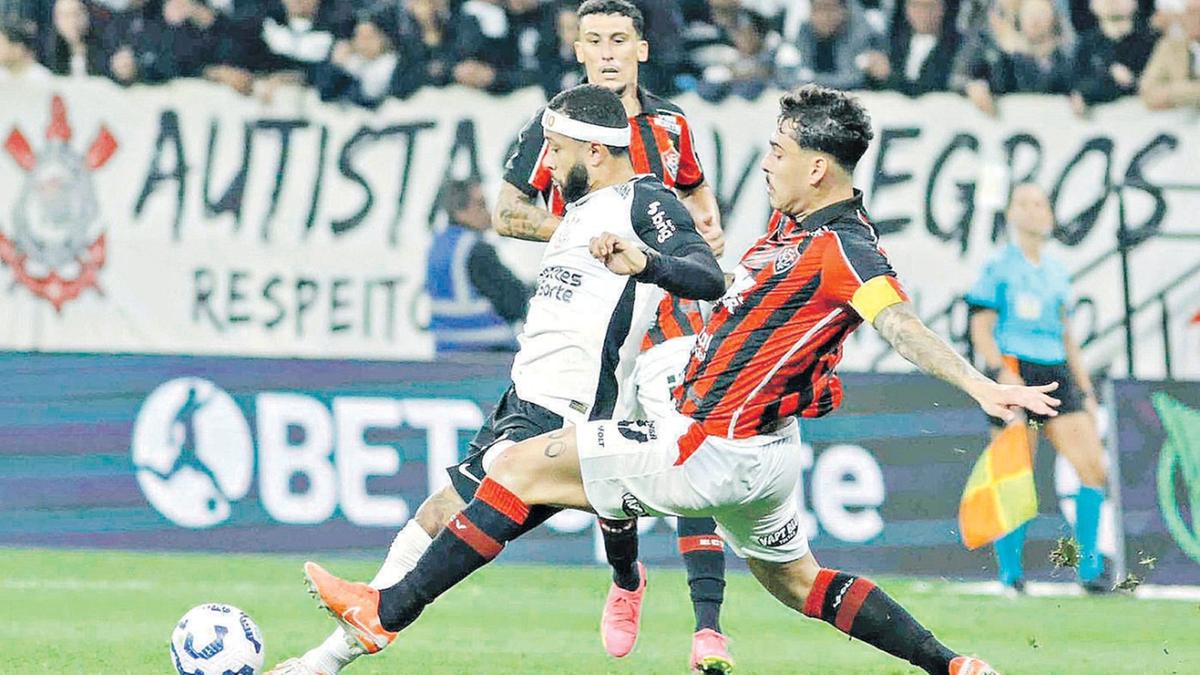Memphis Depay, a grande contratação da gestão de Augusto Melo, tentou durante a partida, mas não conseguiu furar o bloqueio do Vitória (Jefferson Aguiar/Pera Photo Press/Estadão Conteúdo)