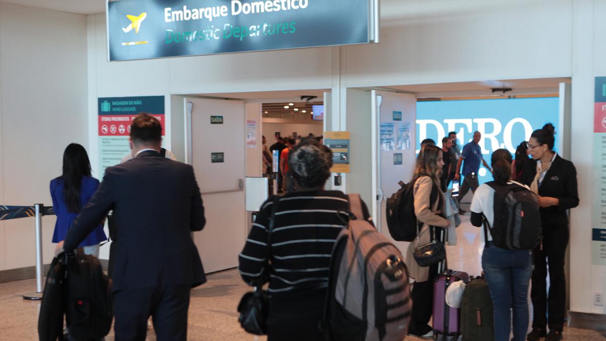 Pessoas esperam na fila de embarque do aeroporto de Viracopos (Arquivo Correio Popular)