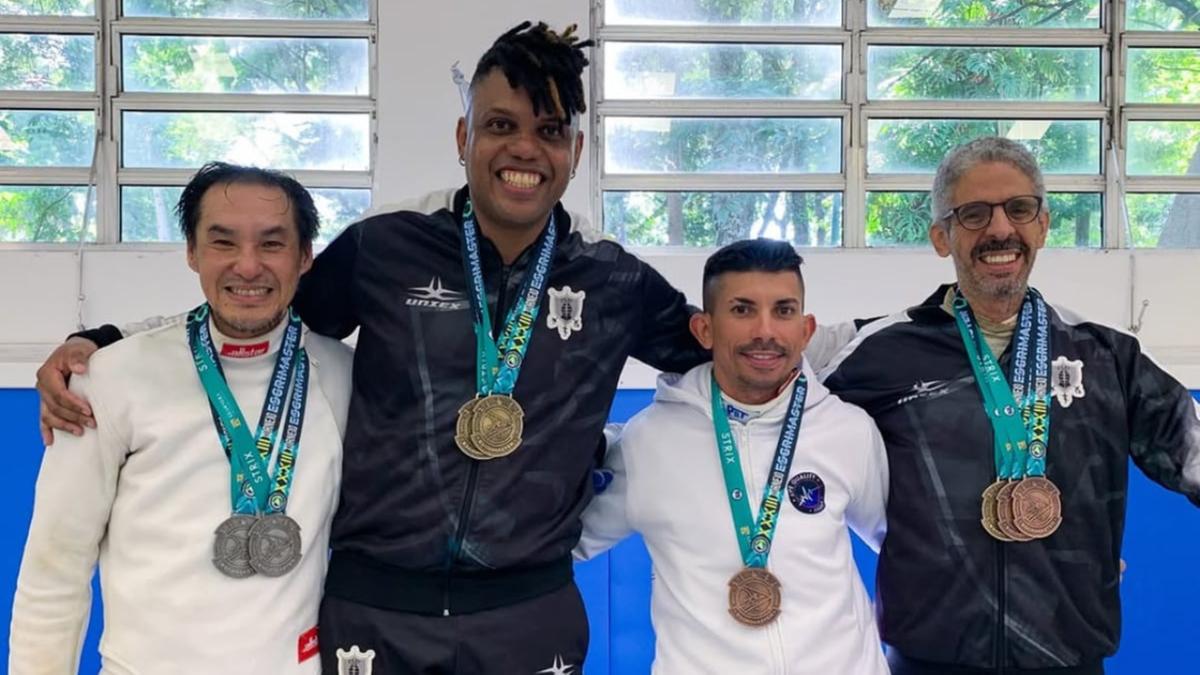 Maicon Servilio Pereira (à esquerda, de preto) e Carlos Almeida (à direita, também de preto) no pódio durante competição no Esporte Clube Pinheiros, em São Paulo (divulgação)