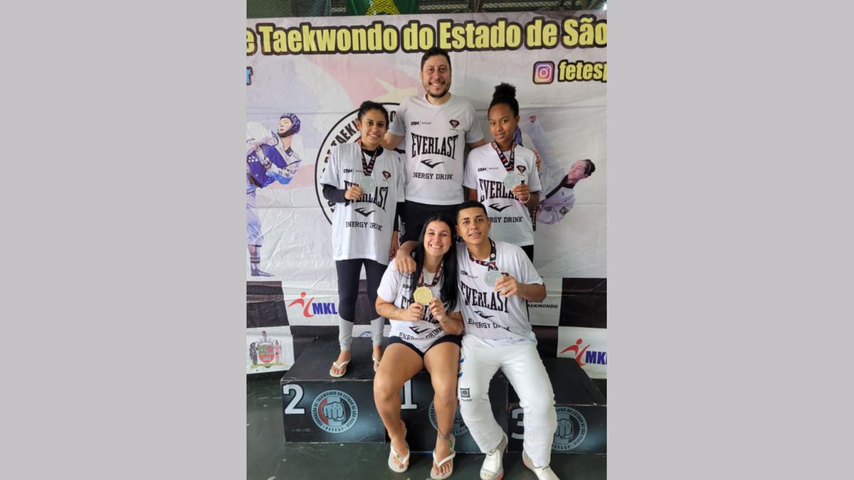 O técnico Vitor Santos Cardoso junto com os quatro atletas da Associação Keumgang Sports/Ponte Preta classificados para o Brasileiro (divulgação)