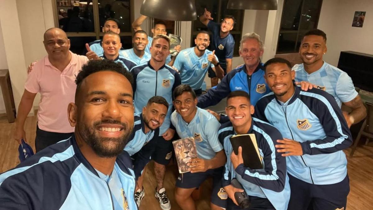 O preparador físico Walter Grassmann participa das reuniões com jogadores na concentração (arquivo pessoal)