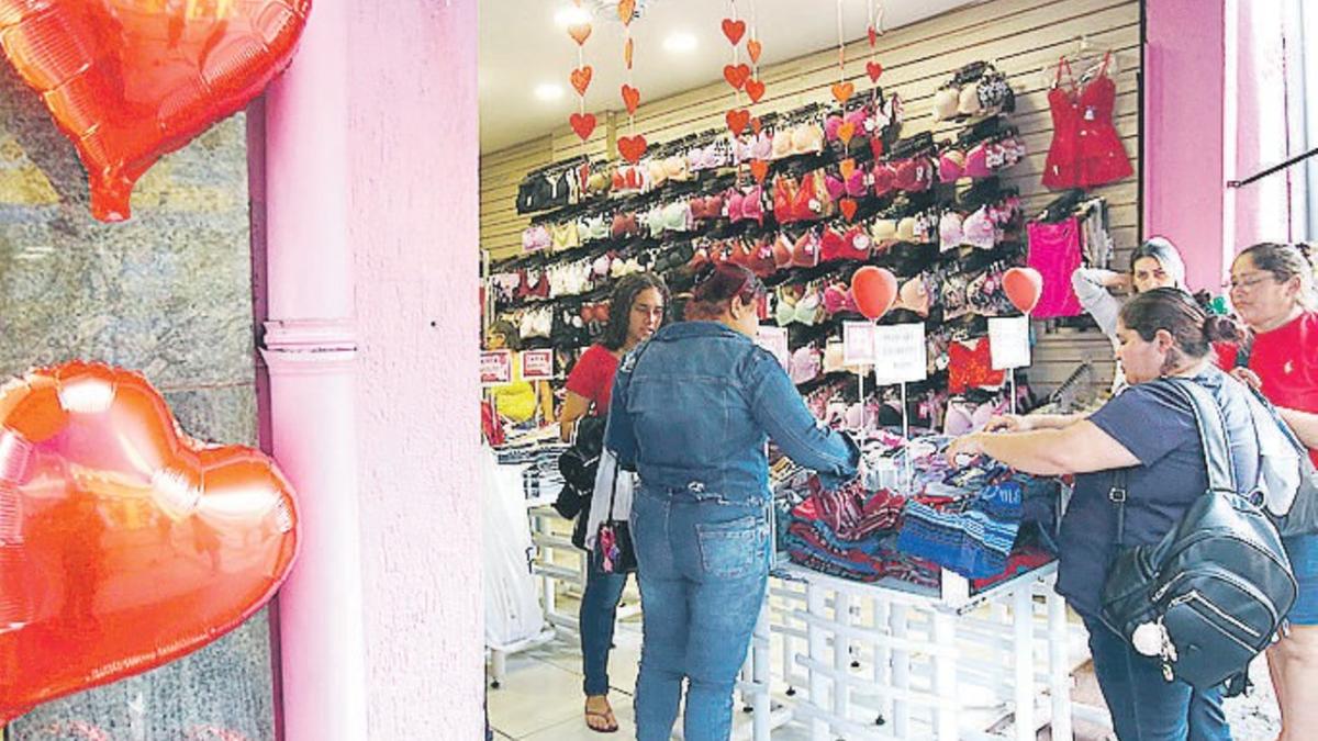 Itens de vestuário e moda, perfumaria e cosméticos, além de joias, eletrônicos e acessórios são os mais procurados no Dia dos Namorados (Kamá Ribeiro)