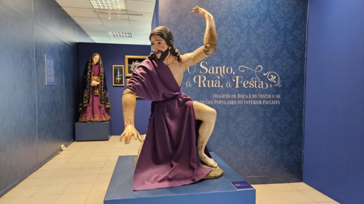 A exposição convida o público a uma imersão no imaginário religioso popular e nas camadas sociais e culturais do interior paulista (Divulgação)